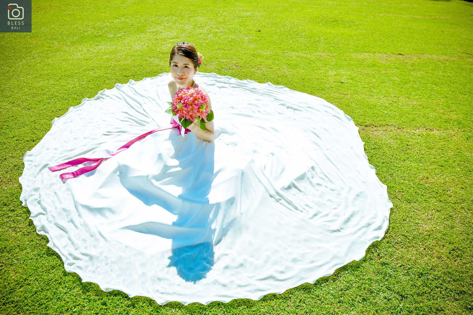 トレーンを広げてお姫様座り