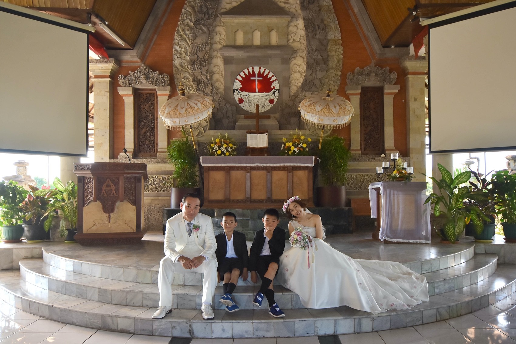 教会の祭壇前に座って