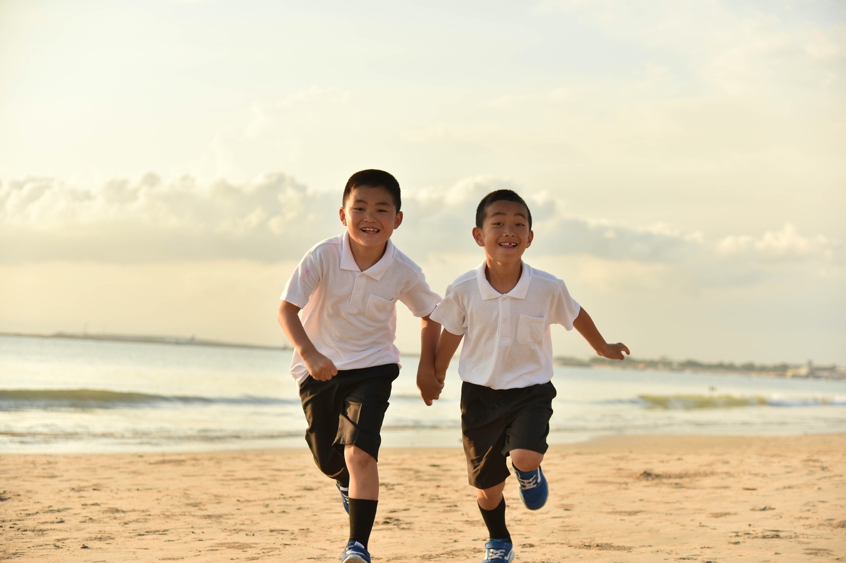 カメラに向かって笑顔で駆け寄るお子様