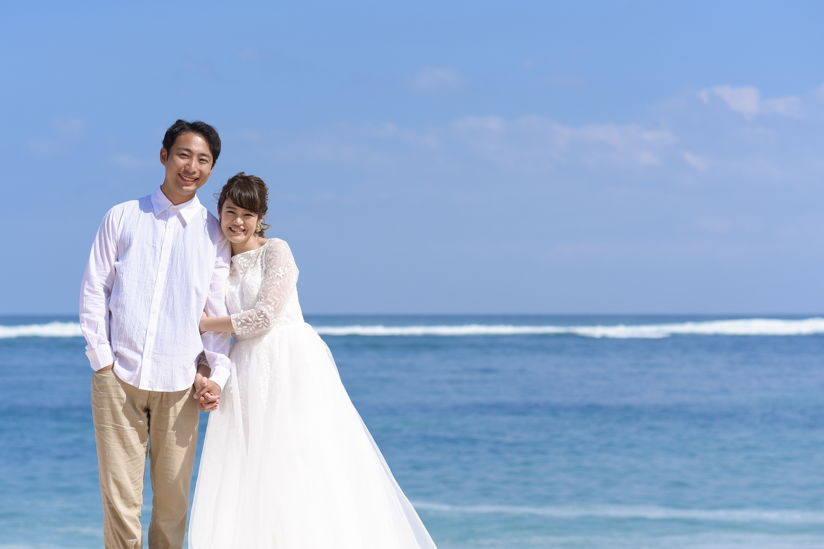 ビーチで結婚写真