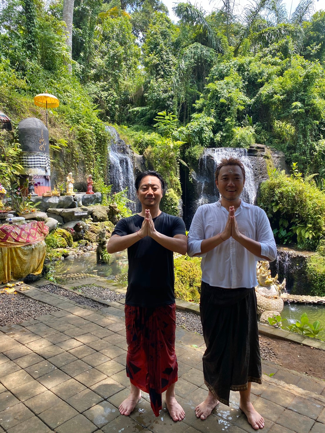 サロンを巻いて記念写真