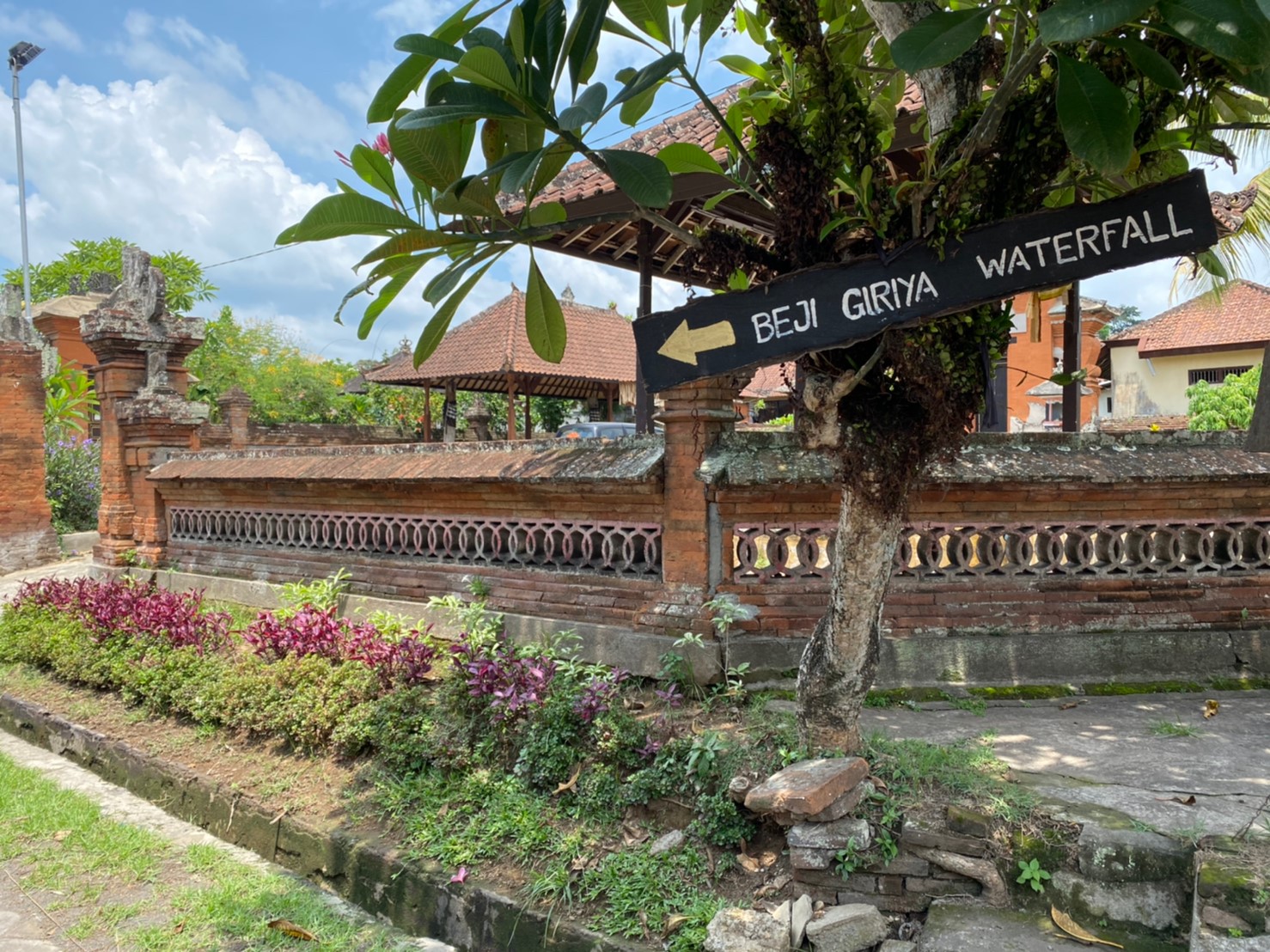 「滝こちら」の案内