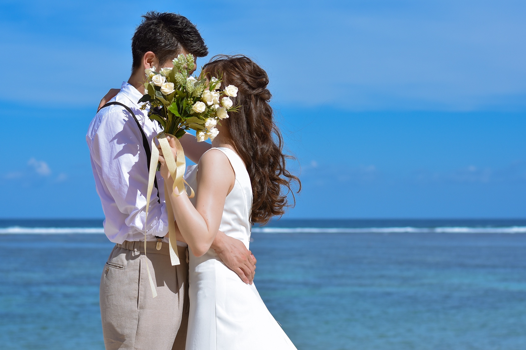 ブーケでキスを隠すショット