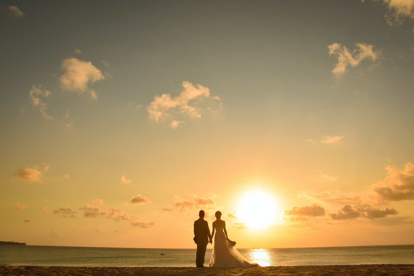 海を眺める二人の背中