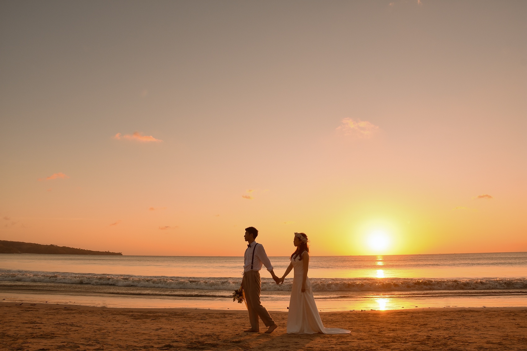 バリ島の夕日をバックにフォトウェディング