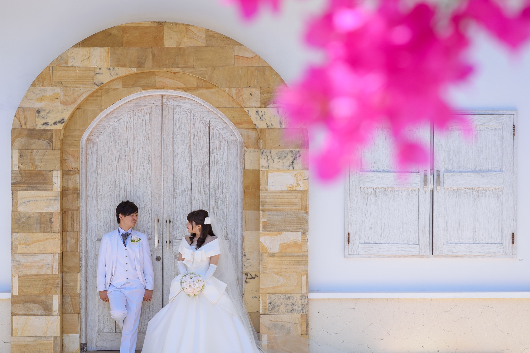 レトロな扉の前で