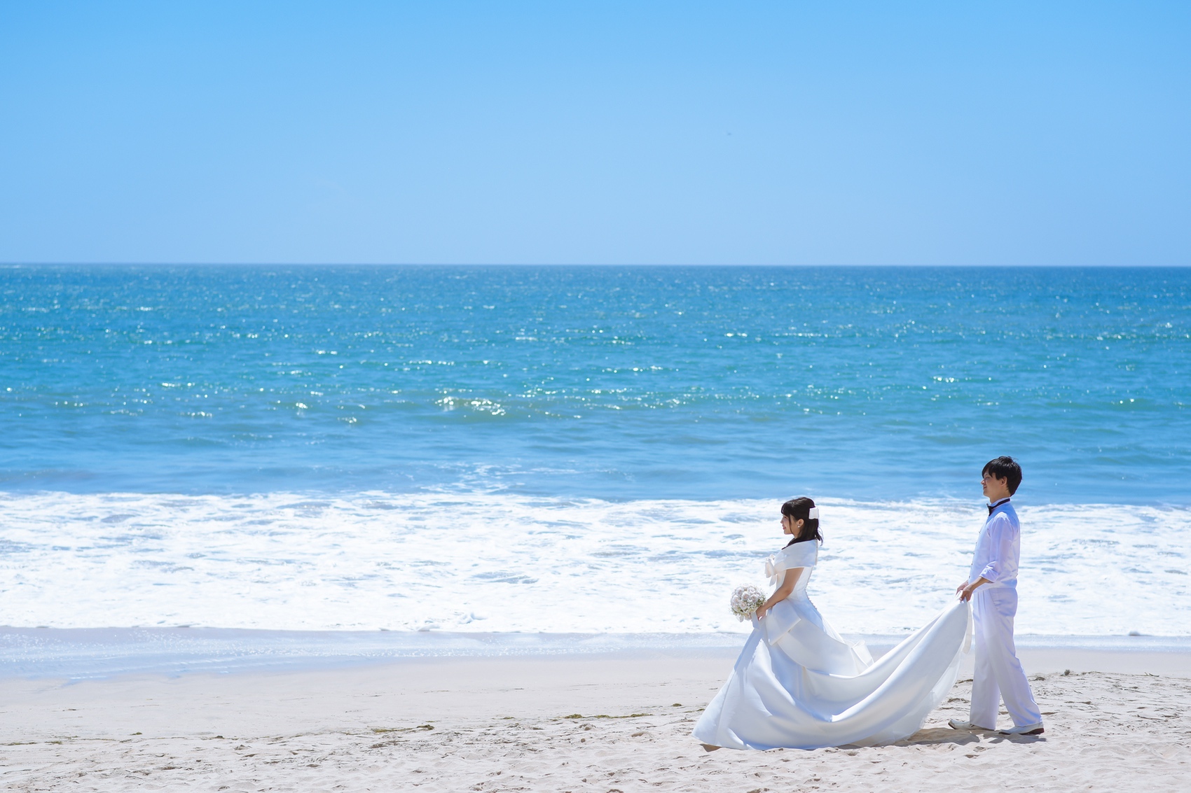 トレーンを持ってビーチをお散歩