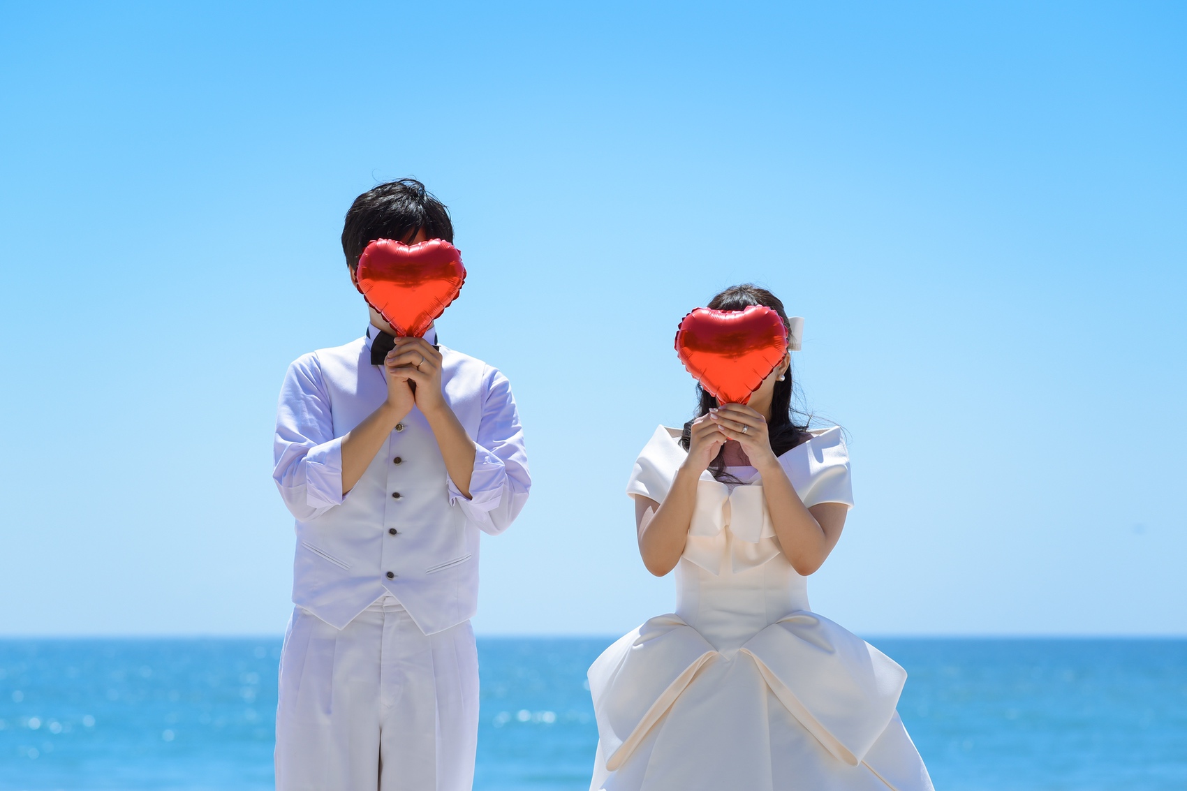 ハートバルーンで顔を隠して