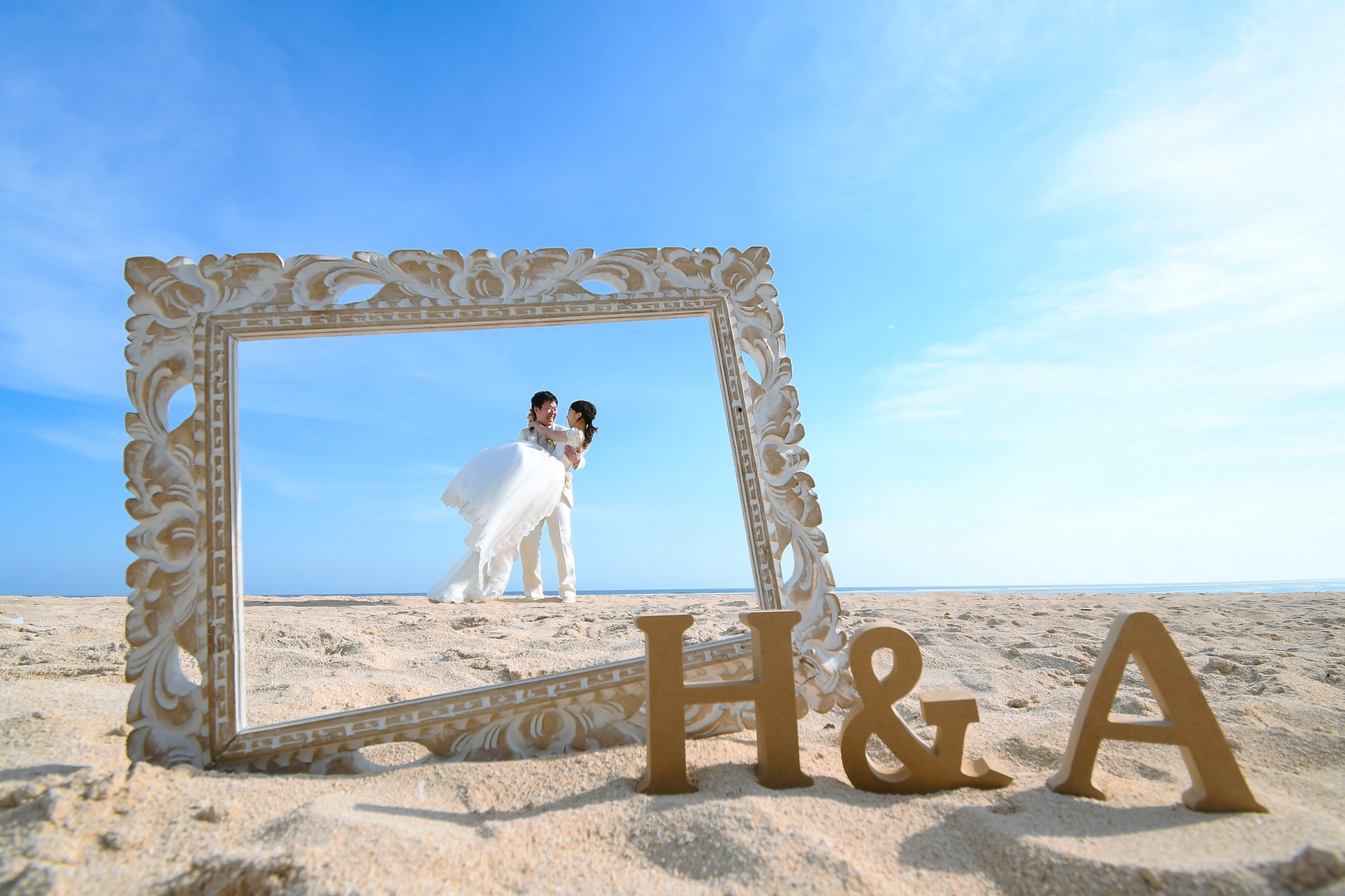 イニシャルオブジェと額縁を使ったショット