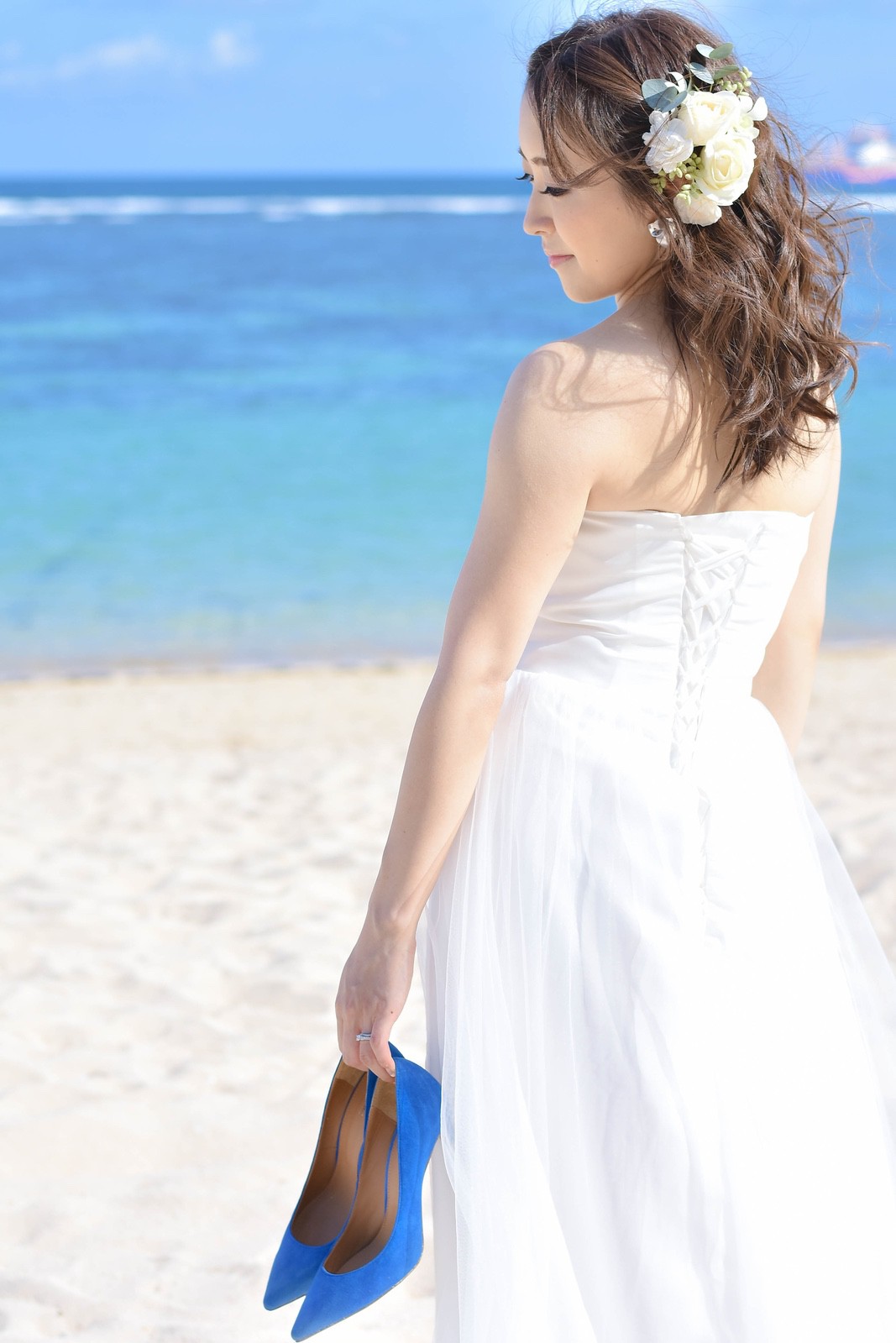 お気に入りヒールを手に持つ