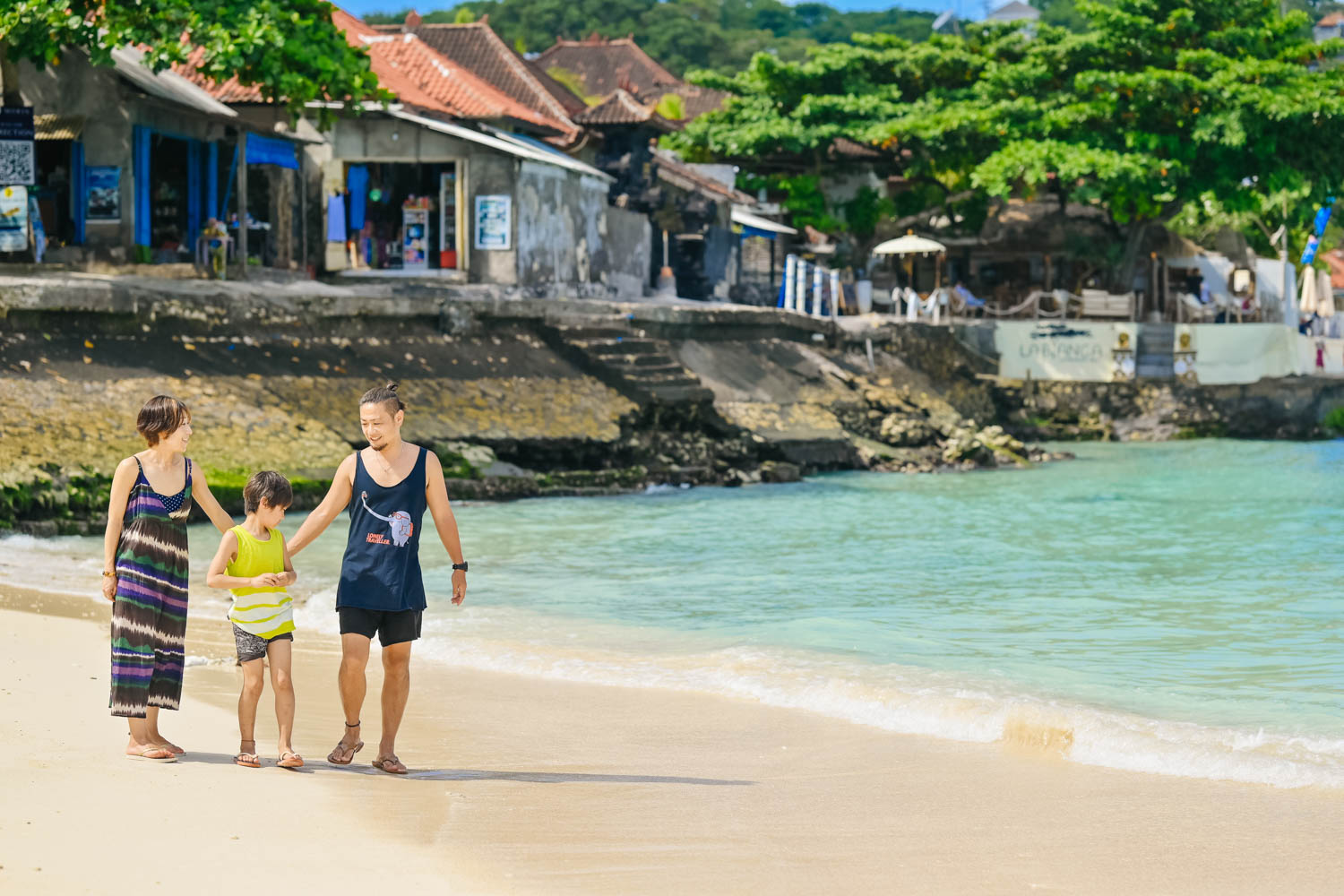 砂浜を歩くご家族