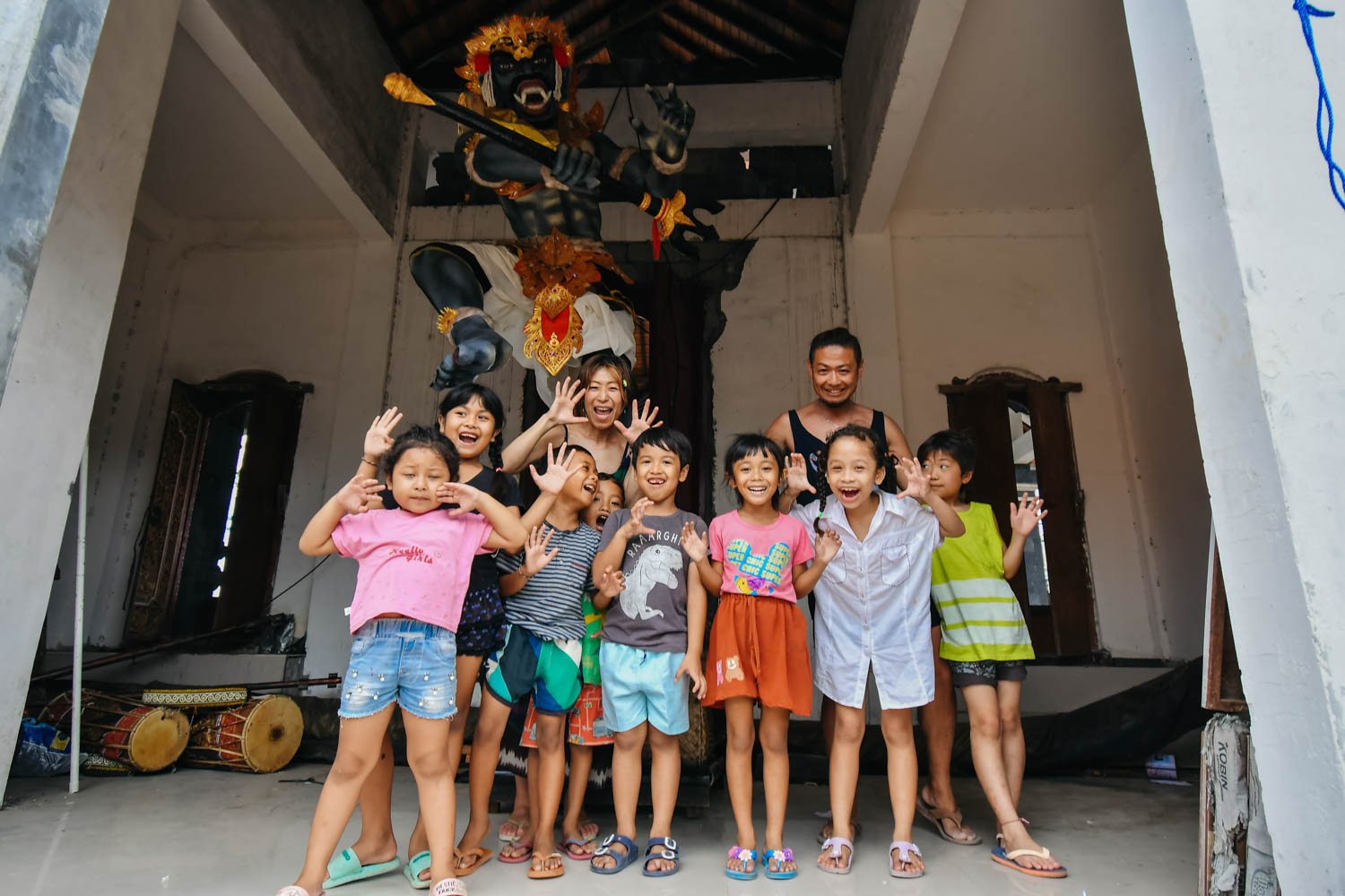 オゴオゴと子供たちと一緒に記念撮影