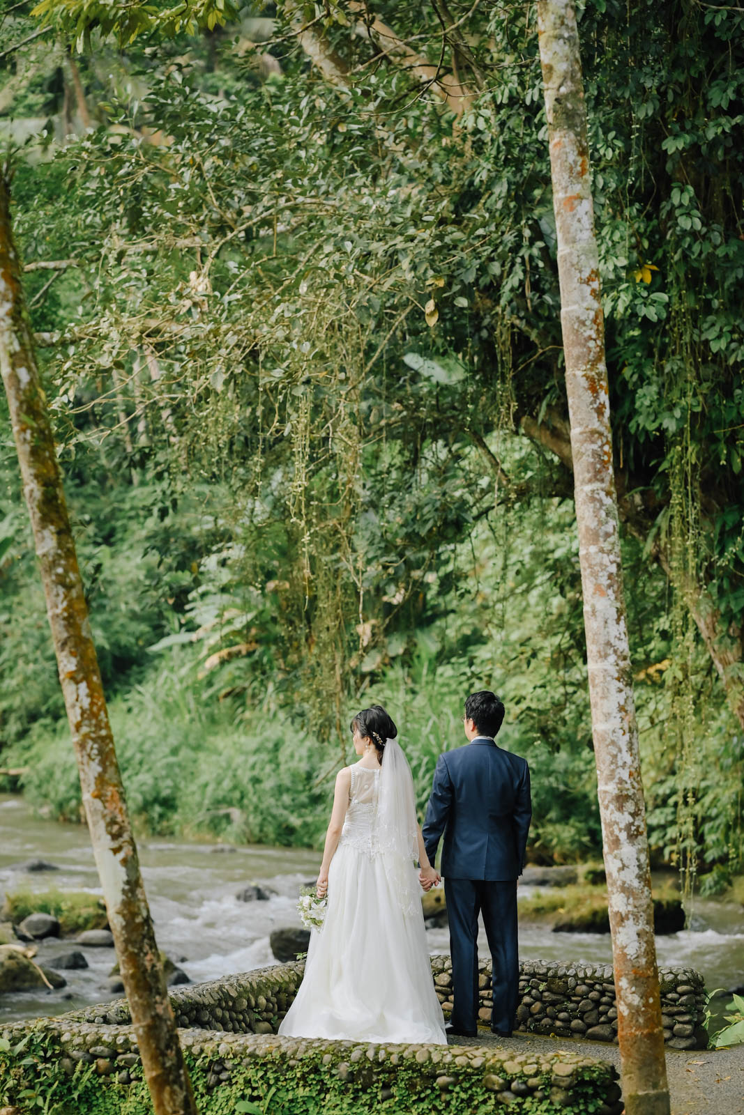 ロイヤルピタマハの渓谷を眺める新郎新婦の後ろ姿