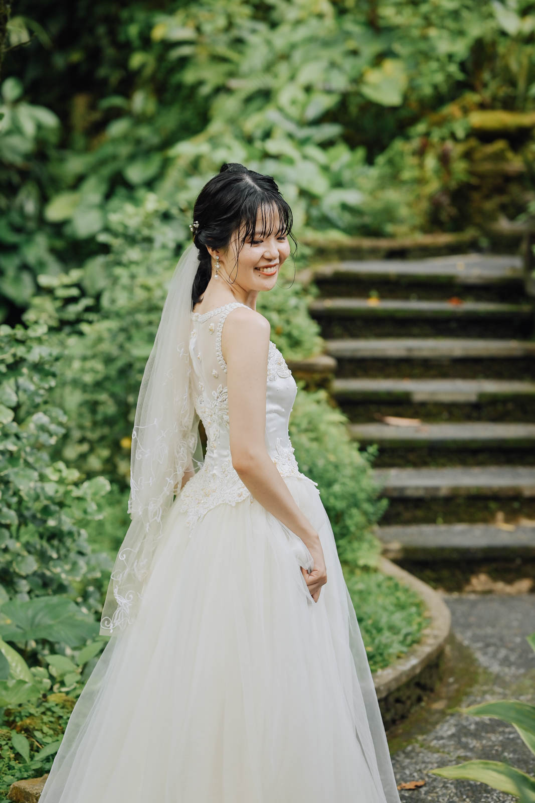 繊細なレースドレスが美しく映えるご新婦様