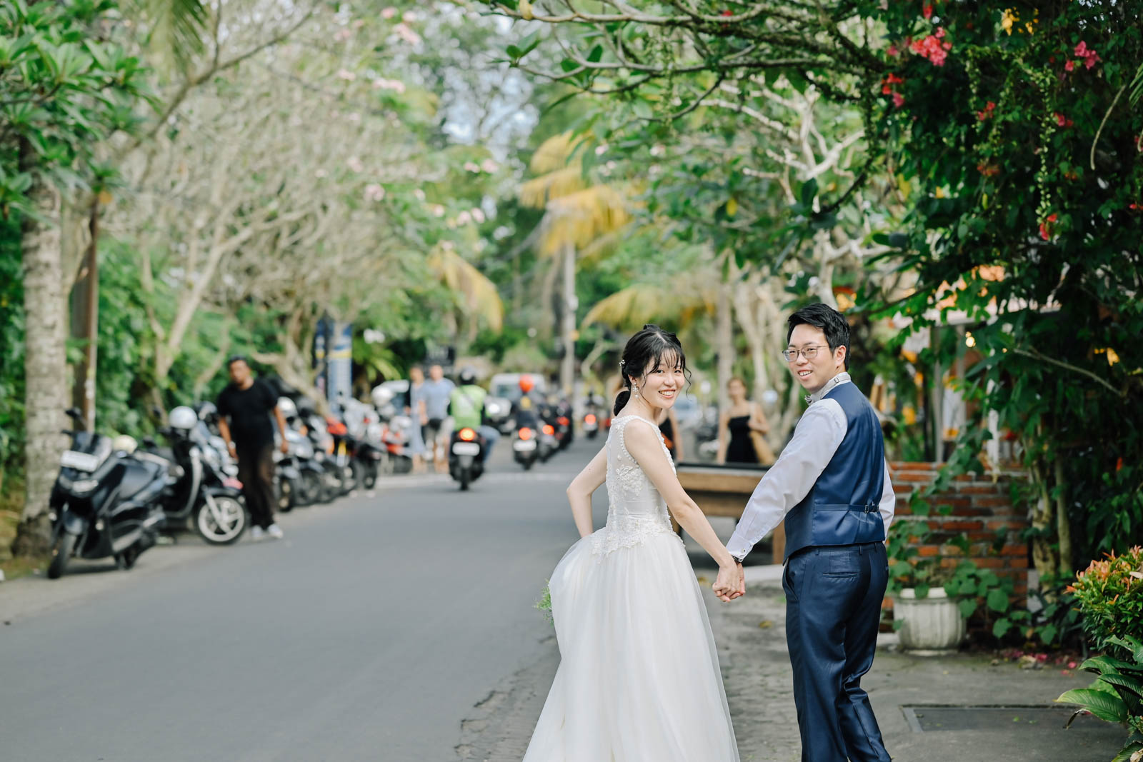 ウブドの通りで振り返り微笑む新郎新婦