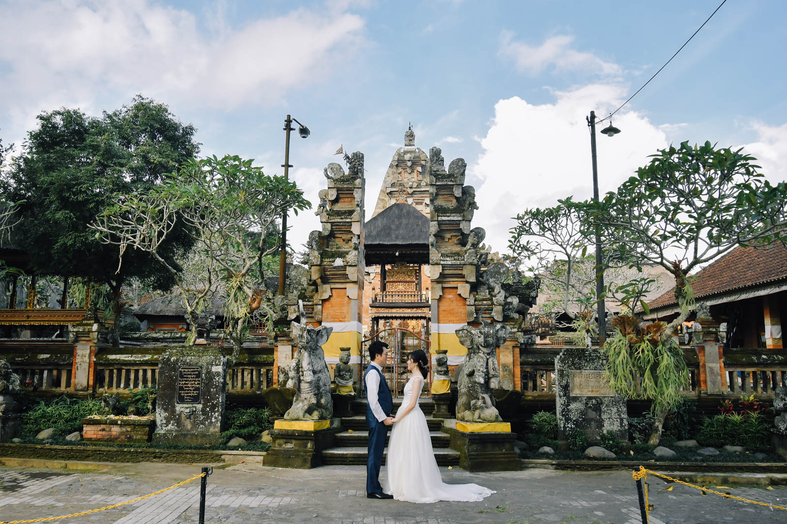 バリの寺院「Pura Desa Ubud」で撮影した新郎新婦の全景ショット