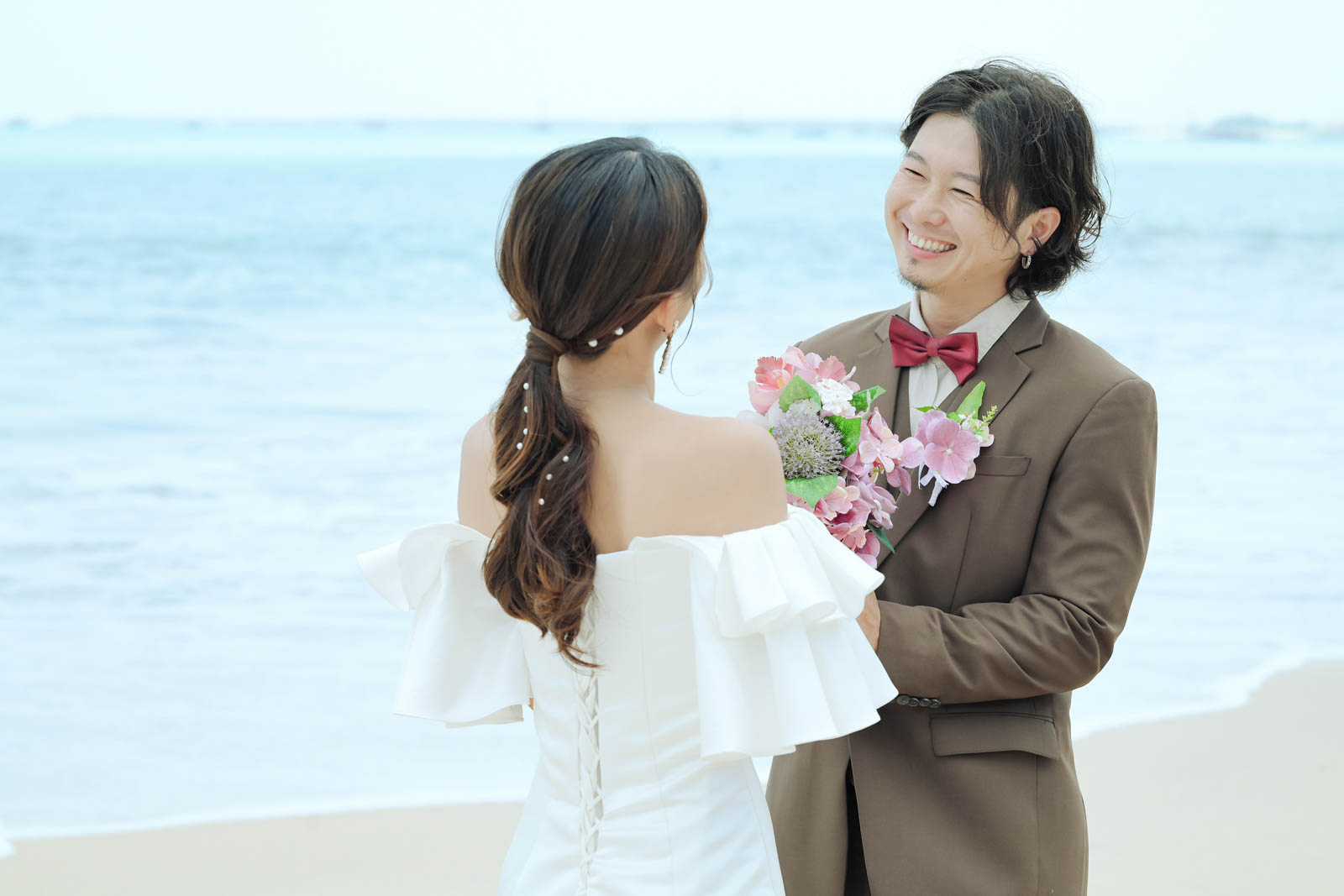 バリ島フォトウェディングで新郎新婦がハグする幸せなワンシーン