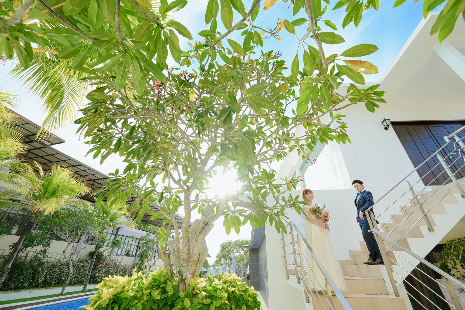 バリ島チャペル前の階段で自然光に照らされる新郎新婦の写真