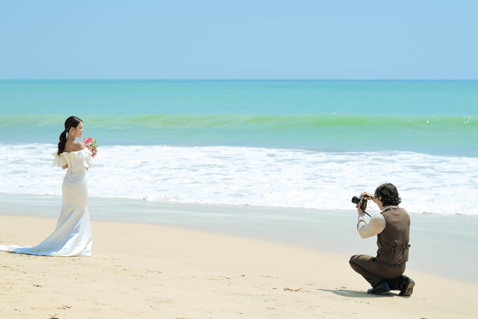 カメラ好きの新郎が花嫁を撮影する微笑ましいワンシーン