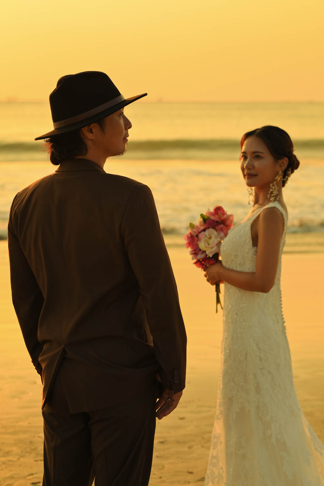 サンセットに包まれる新郎新婦のポートレート