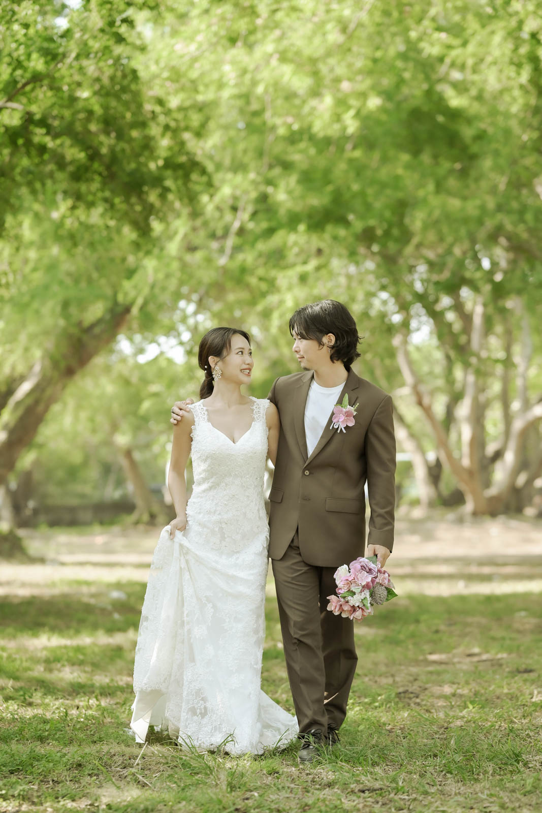 バリ島の森で自然体に歩く新郎新婦のフォトウェディング