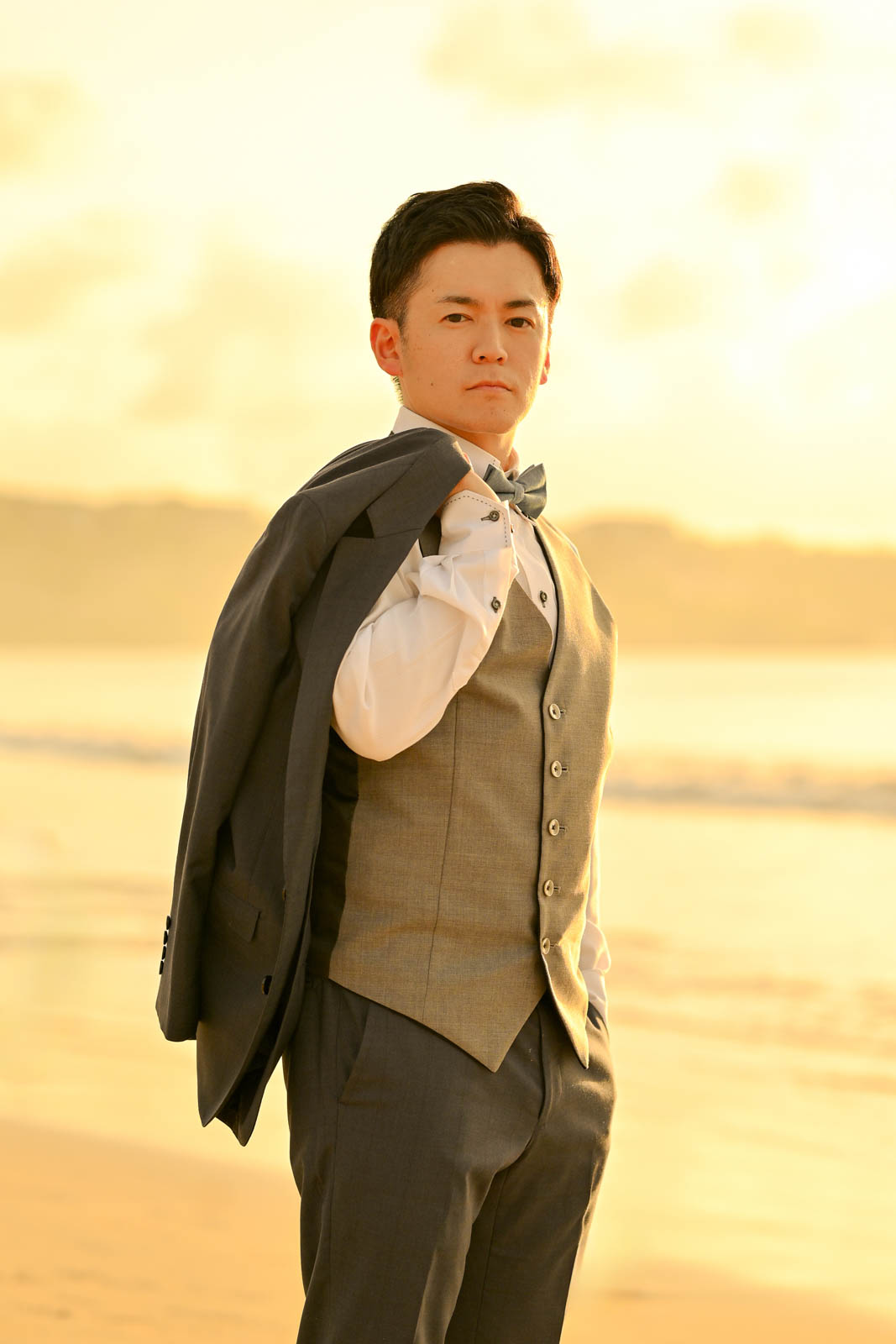 夕日を浴びて微笑む新郎のサンセットポートレート